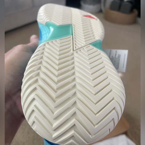 Adidas tennis/court shoe - Picture 5 of 11